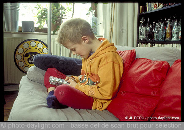 garon et jeu lectronique - boy and electronic game